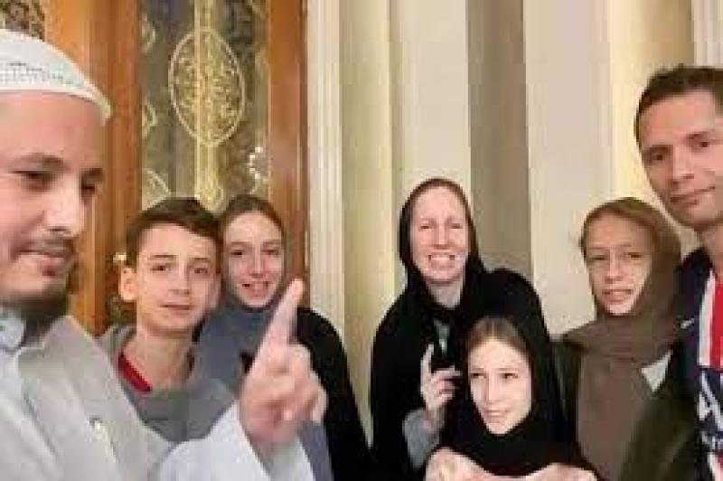 أب وأم و4 أبناء .. أسرة برازيلية تعتنق الإسلام في قطر.. فيديو