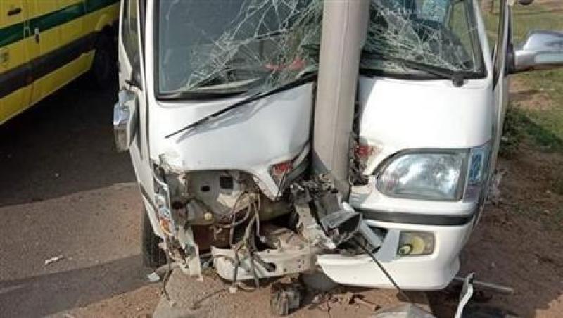 إصابة 14 في حادث اصطدام سيارة ميكروباص بعمود إنارة بالأقصر