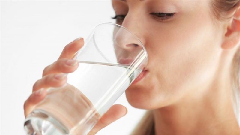 أخصائي تغذية يطالب بشرب المياه.. وظائف الجسم مرتبطة بها