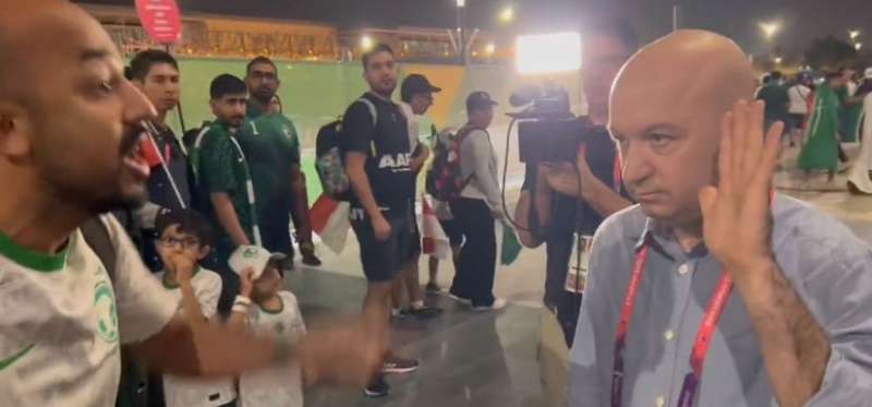 مشجع سعودي يحرج مراسل بعد مباراة السعودية