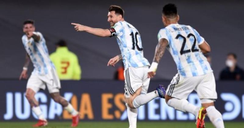 ميسي ينعش آمال الأرجنتين بعد الفوز على المكسيك بهدفين في كأس العالم