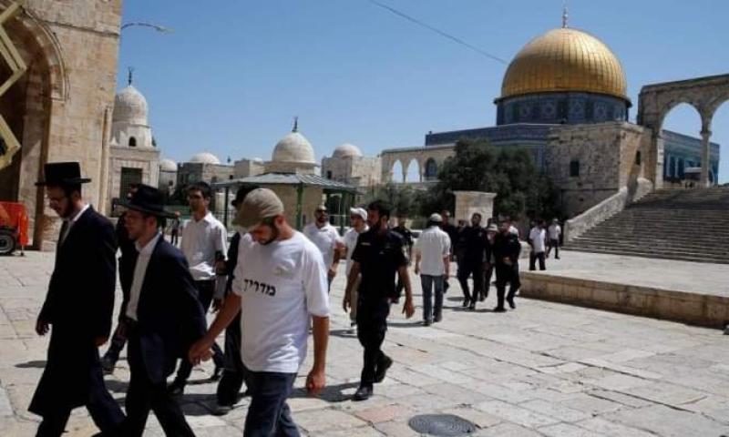 عاجل.. عشرات المستوطنون الإسرائيليون يقتحمون ساحات المسجد الأقصى