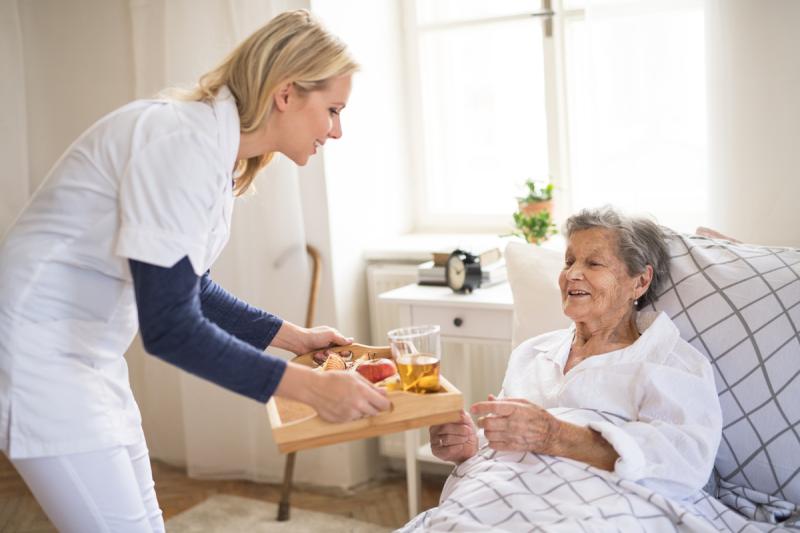 «الصحة» تقدم 8 نصائح من للاهتمام بكبار السن ومن يرعاهم .. تعرف عليها