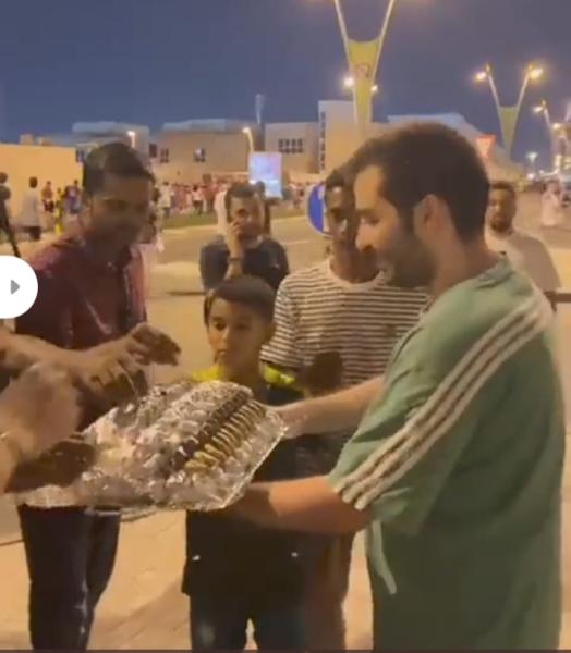 القطريون يوزعون الحلوى في الشوارع- تويتر 