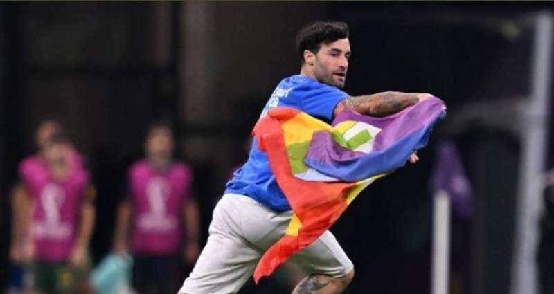 مشجع يقتحم ملعب مباراة البرتغال وأوروجواي يحمل علم المثليين