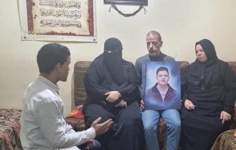 محرر الطريق مع أسرة علاء أحد الضحايا 
