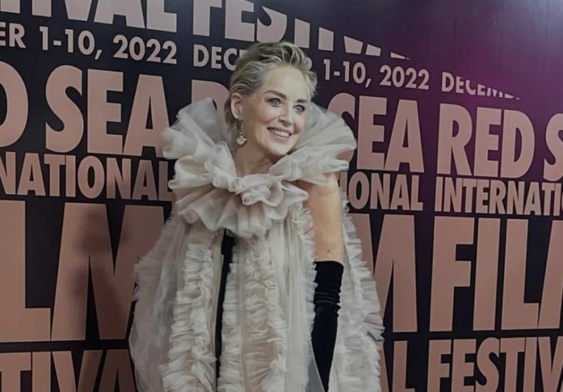 شاهد.. فستان شارون ستون على ريد كاربت في افتتاح مهرجان البحر الأحمر السينمائي