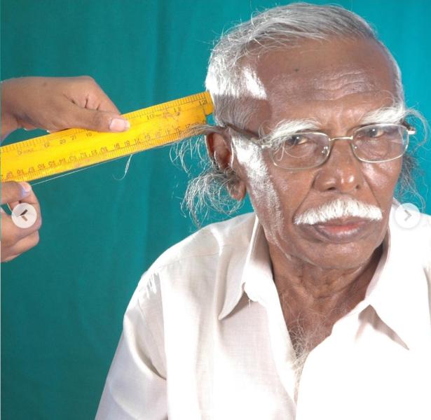 «شعر ودانه طويلة».. مدير مدرسة يدخل موسوعة جينيس في الهند