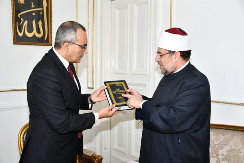 وزير الأوقاف يهدي سفير مصر لدى السنغال نسخة من كتاب تفسير معاني القرآن الكريم