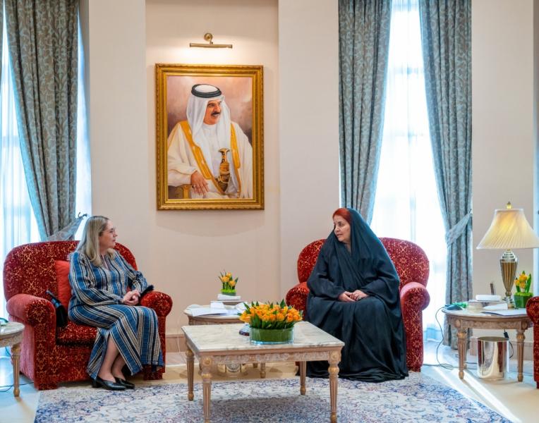 قرينة الملك خلال اللقاء ـ وكالة الأنباء البحرينية