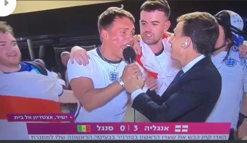 مذيع اسرائيلي يتلقى ضربة من مشعي المنتخب الإنجليزي