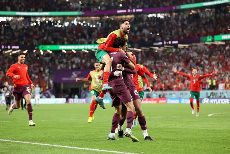 مبابي يحتفل بأشرف حكيمي بعد تأهل المغرب لربع نهائي كأس العالم 2022
