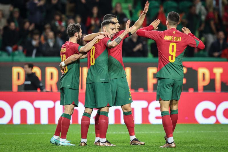 البرتغال تقسو على سويسرا بثنائية في الشوط الأول
