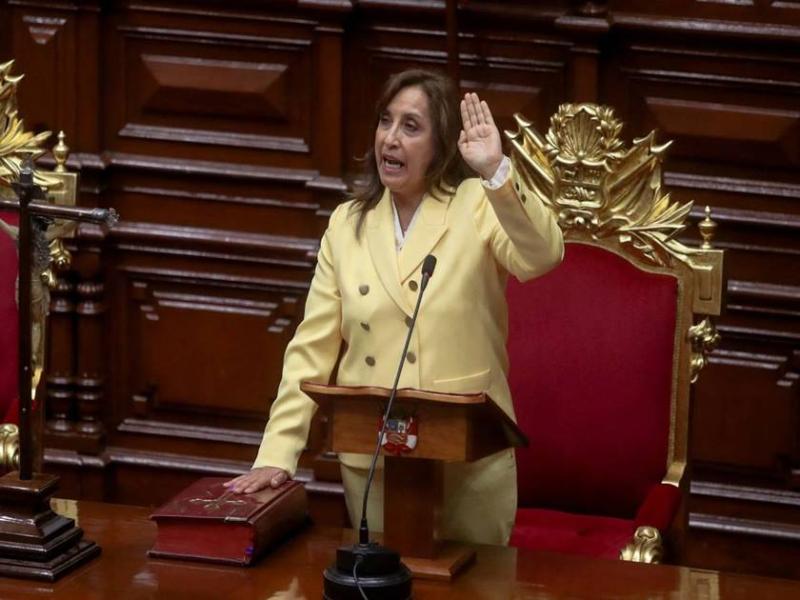 أول رئيسة لـ بيرو.. دينا بولوارتي تؤدي اليمين الدستورية