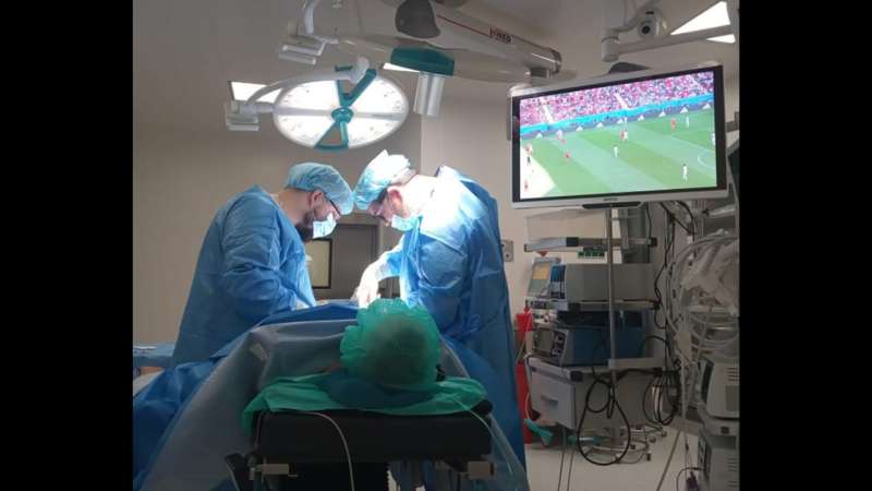 رجل يشاهد مباراة كأس العالم أثناء الجراحة_مصدر الصورة_تويتر