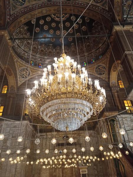 الآثار تعلن الانتهاء من أعمال ترميم النجفة الرئيسية لمسجد محمد علي بالقلعة