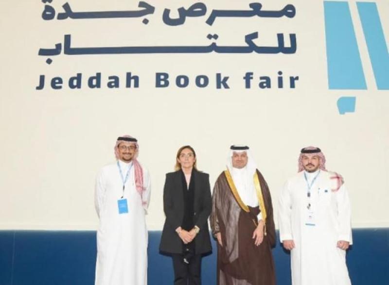 وزيرة الثقافة تزور معرض جدة للكتاب 