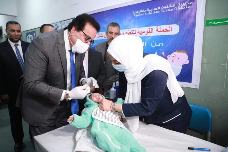 جانب من بدء وزير الصحة حملة التطعيم ضد شلل الأطفال 