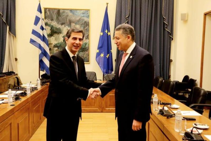 سفير مصر في أثينا يلتقي رئيس لجنة العلاقات الخارجية بالبرلمان اليوناني