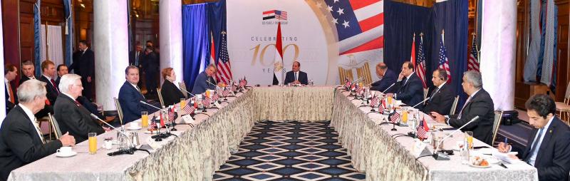 الرئيس مع أعضاء تجمع أصدقاء مصر في الكونجرس الأمريكي- رئاسة الجمهورية