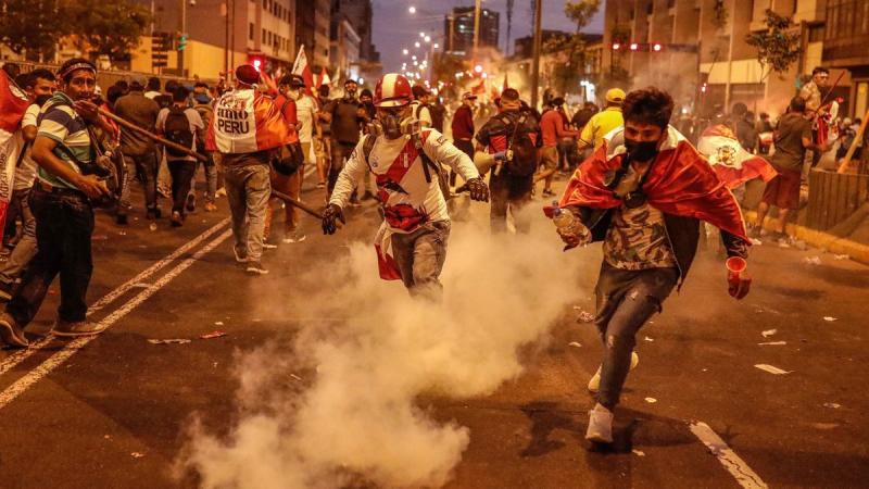 متظاهرون يضرمون النار في مكاتب إدرات بلديات فى بيرو