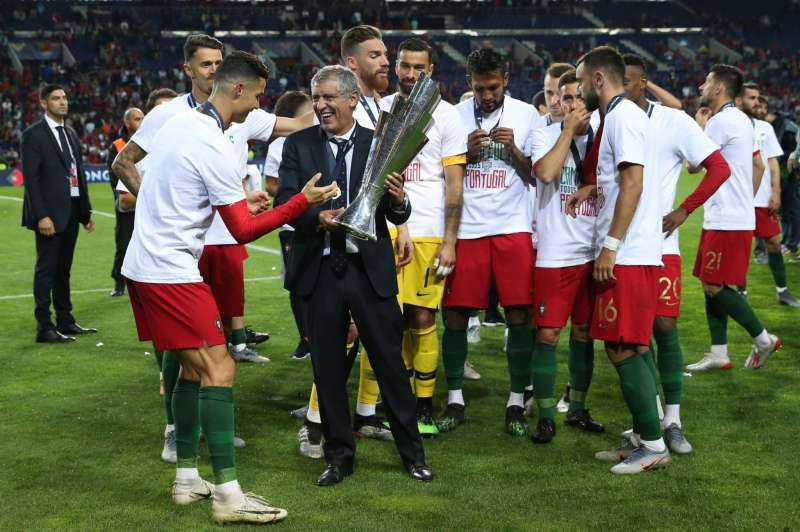 رسميًا.. الاتحاد البرتغالي يعلن رحيل فرناندو سانتوس عن منصبه بعد توديع كأس العالم