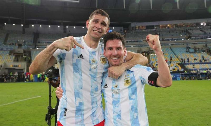 ليونيل ميسي وإيميليانو مارتينيز لاعبي منتخب الأرجنتين