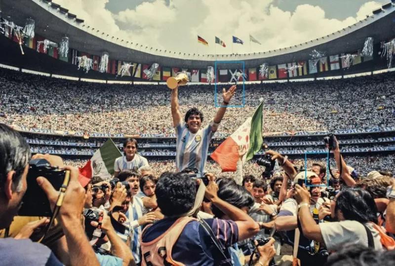 مارادونا يحمل كأس العالم 