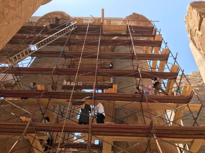 أعمال ترميم صالة الأعمدة الكبرى بمعبد الكرنك 