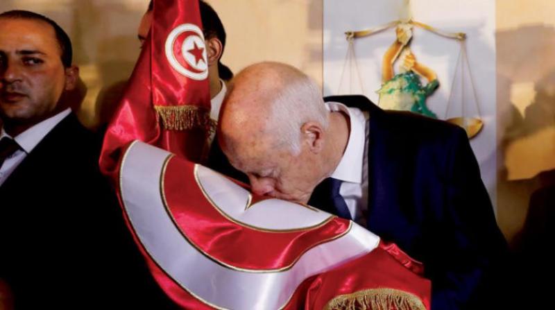 الرئيس التونسي يدلي بصوته في الانتخابات البرلمانية