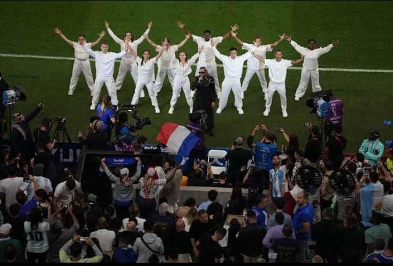 »ويجز» في حفل بين شوطي نهائي كأس العالم  فرنسا والأرجنتين