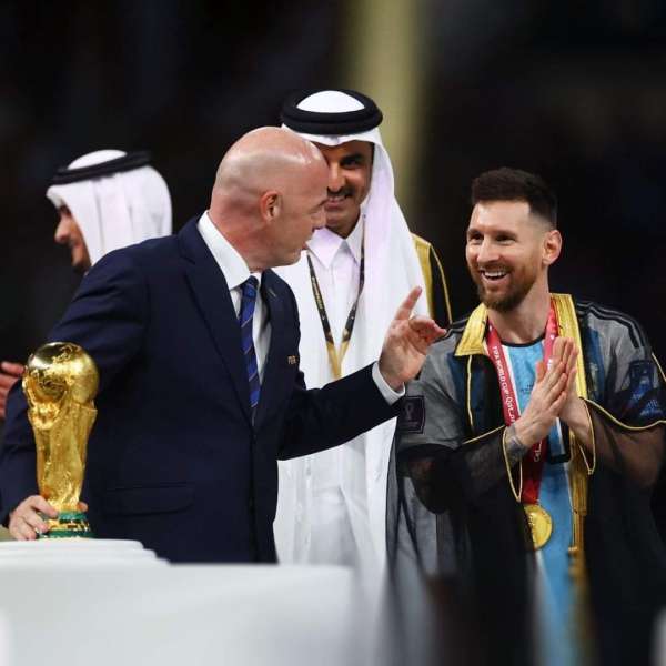 ميسي يحتفل بالفوز بمونديال قطر بالعباية الخليجية.. والجمهور « الشيخ ميسي»