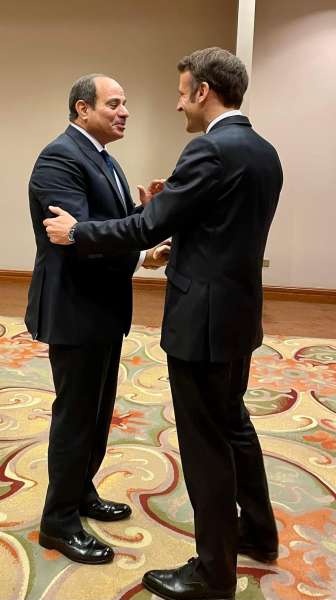 الرئيس السيسي يلتقي نظيره الفرنسي بالأردن