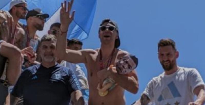 حارس الأرجنتين يسخر من مبابي مجددا في احتفالات التتويج بكأس العالم
