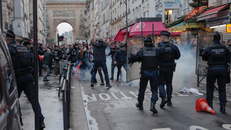 شرطة باريس تفرق المتظاهرين الأكراد بالغاز المسيل للدموع.. فيديو