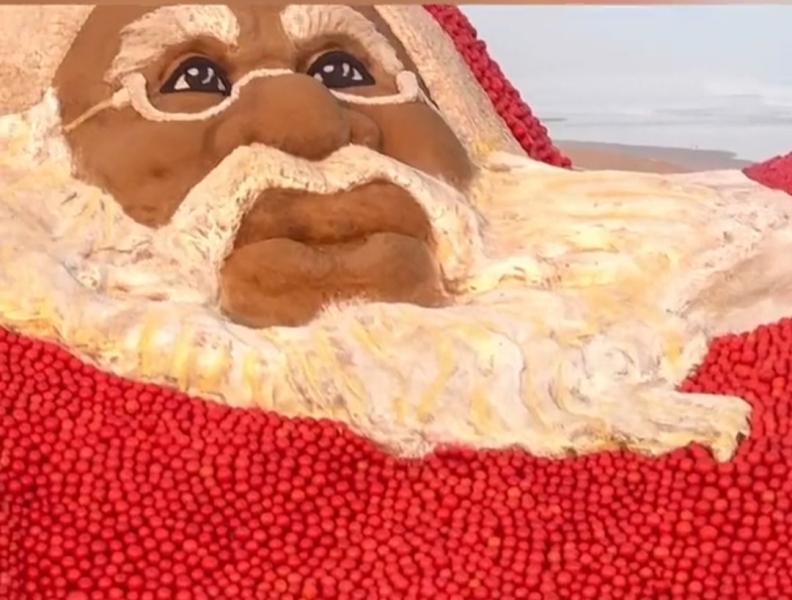 فنان يصنع تمثالا لسانتا كلوز بالطماطم ويحتفل بأعياد الميلاد.. فيديو وصور
