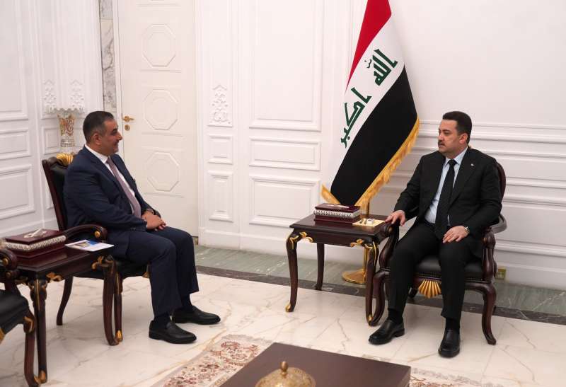 رئيس وزراء العراق يطالب البنك المركزي بضبط سعر الصرف
