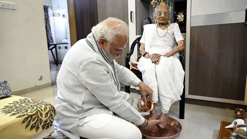 رئيس الوزراء الهندي يعبر عن حزنه لوفاة والدته عن عمر 100 عام