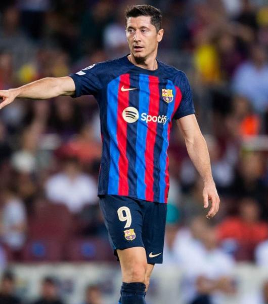ليفاندوفسكي – لاعب برشلونة الإسباني 