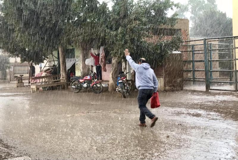 مصريون تحت المطر (الطريق)