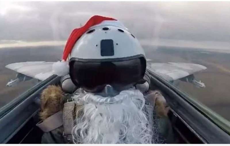  طيار يطلق صاروخين بملابس «بابا نويل»-ياندكس 