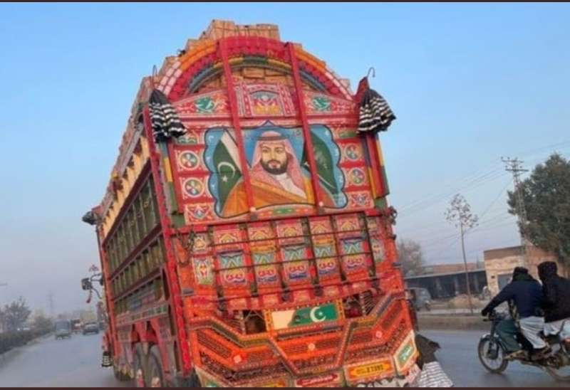 السفارة السعودية تكرم رجل باكستاني بعد رسمه صورة لولي العهد على شاحنة
