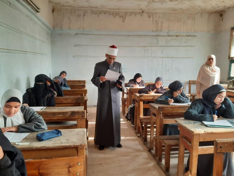 رئيس منطقة القاهرة يتابع امتحانات نصف العام بمعهد فتيات السلام