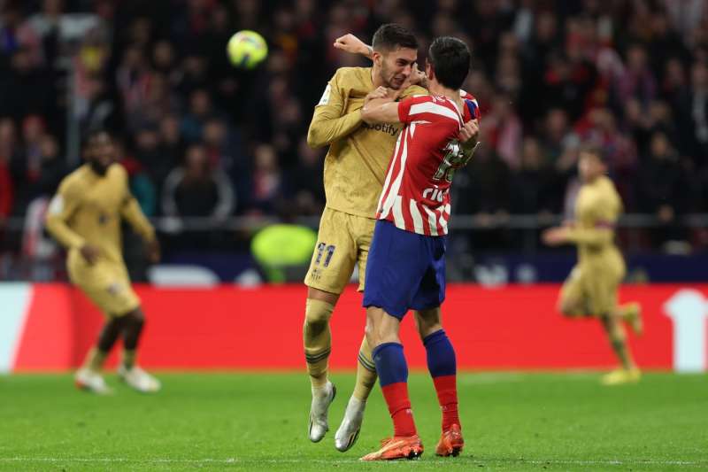 إيقاف توريس وسافيتش بعد اشتباكهما في مباراة برشلونة وأتيتكو مدريد