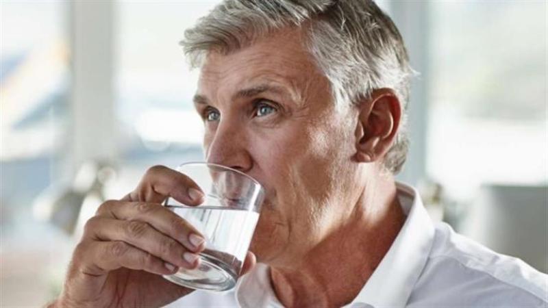 دراسة: شرب كمية كافية من الماء يقلل من الشيخوخة.. اعرف السبب