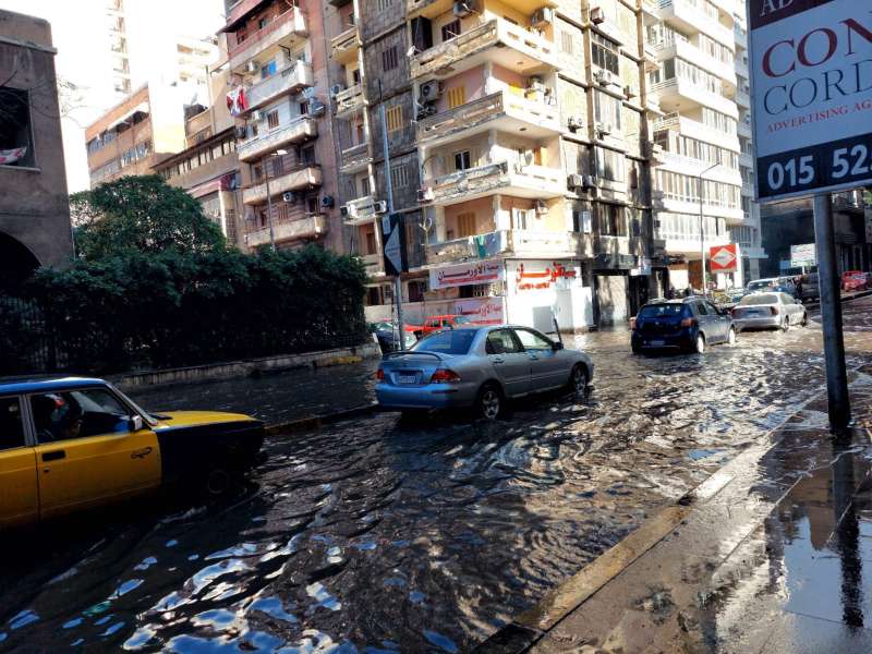 أمطار غزيرة تغزو شوارع الإسكندرية