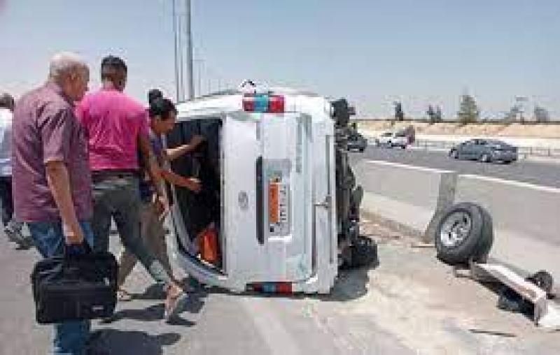 7 مصابين في انقلاب سيارة ميكروباص بالطريق الصحراوي الغربي