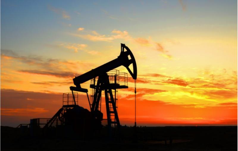 تراجع أسعار النفط 1% متأثرة بارتفاع مخزونات الخام الأمريكية ومخاوف الركود