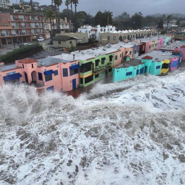 العواصف تضرب كاليفورنيا وتسبب انهيارات خطيرة