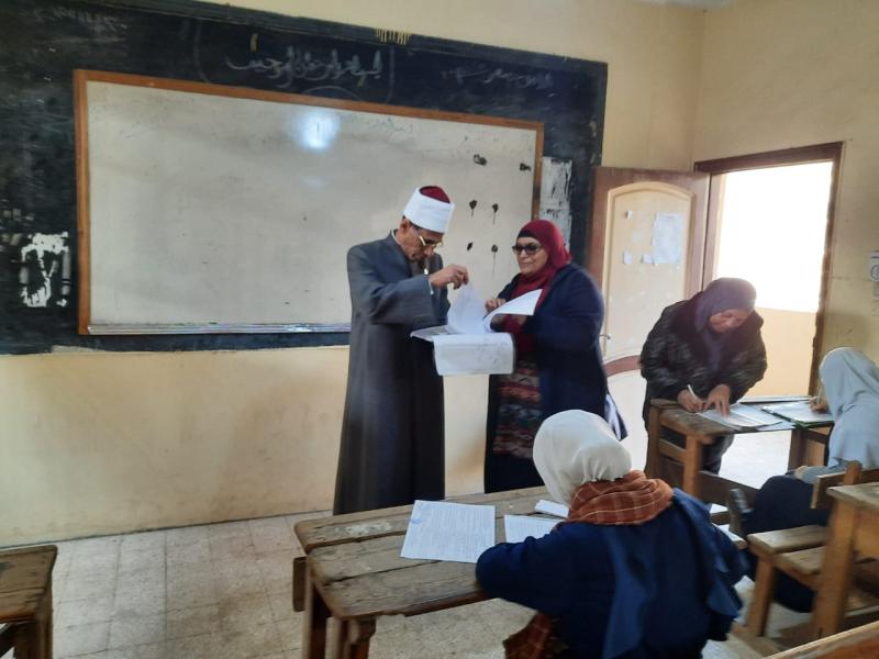 رئيس تعليم المعاهد الأزهرية يتابع امتحانات الابتدائية والإعدادية بمنطقة الجيزة